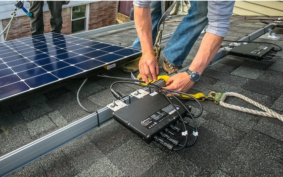 600W 2000W Solar-Mikro-Inverter Klasse I für Balkonkraftwerke mit Schwarz-Weiß